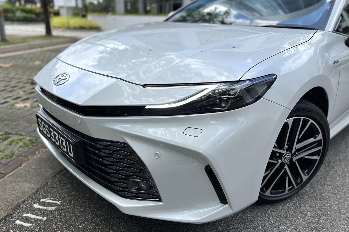 新一代Camry前脸设计更锐利，采用锤头式格栅，搭配狭长LED大灯，视觉效果更现代。（吴庆康摄）