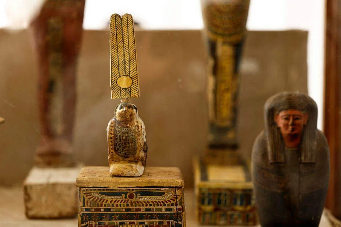除了两座最大、最完整的木乃伊作坊，埃及考古人员还在挖掘现场展示从另两处古墓中挖掘出的雕像。（法新社）