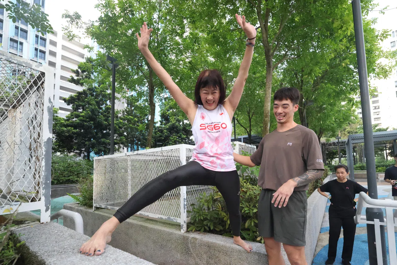 跑酷教练陈煦文（右）受访时指出，年长者同样可以是充满活力的一群。（郑一鸣摄）