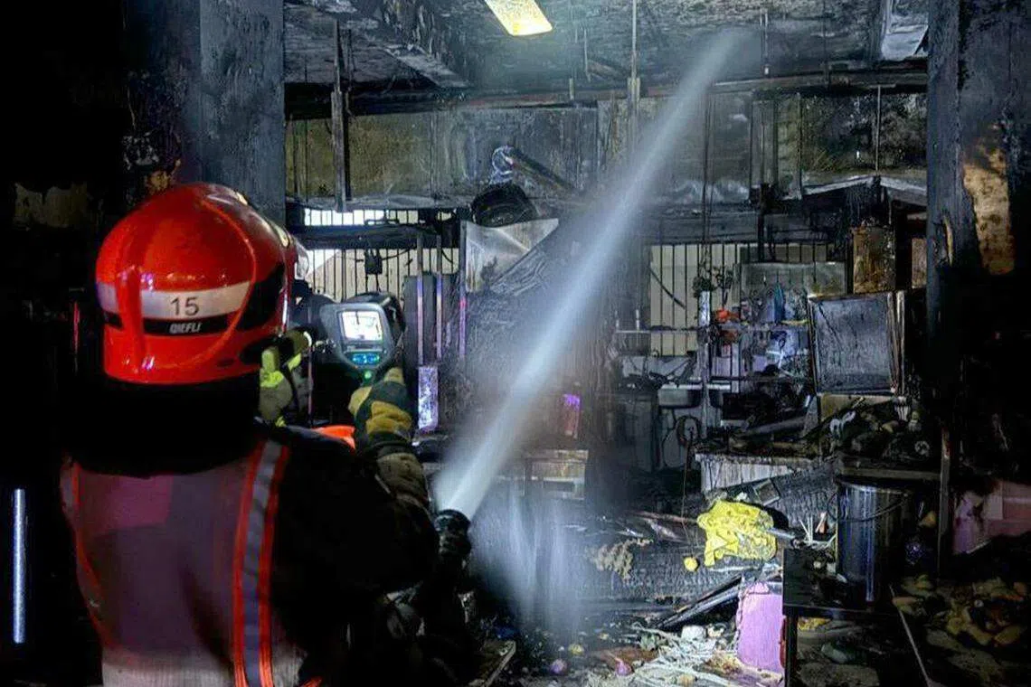 咖啡店大部分摊位被烧毁。（取自新加坡民防部队脸书）