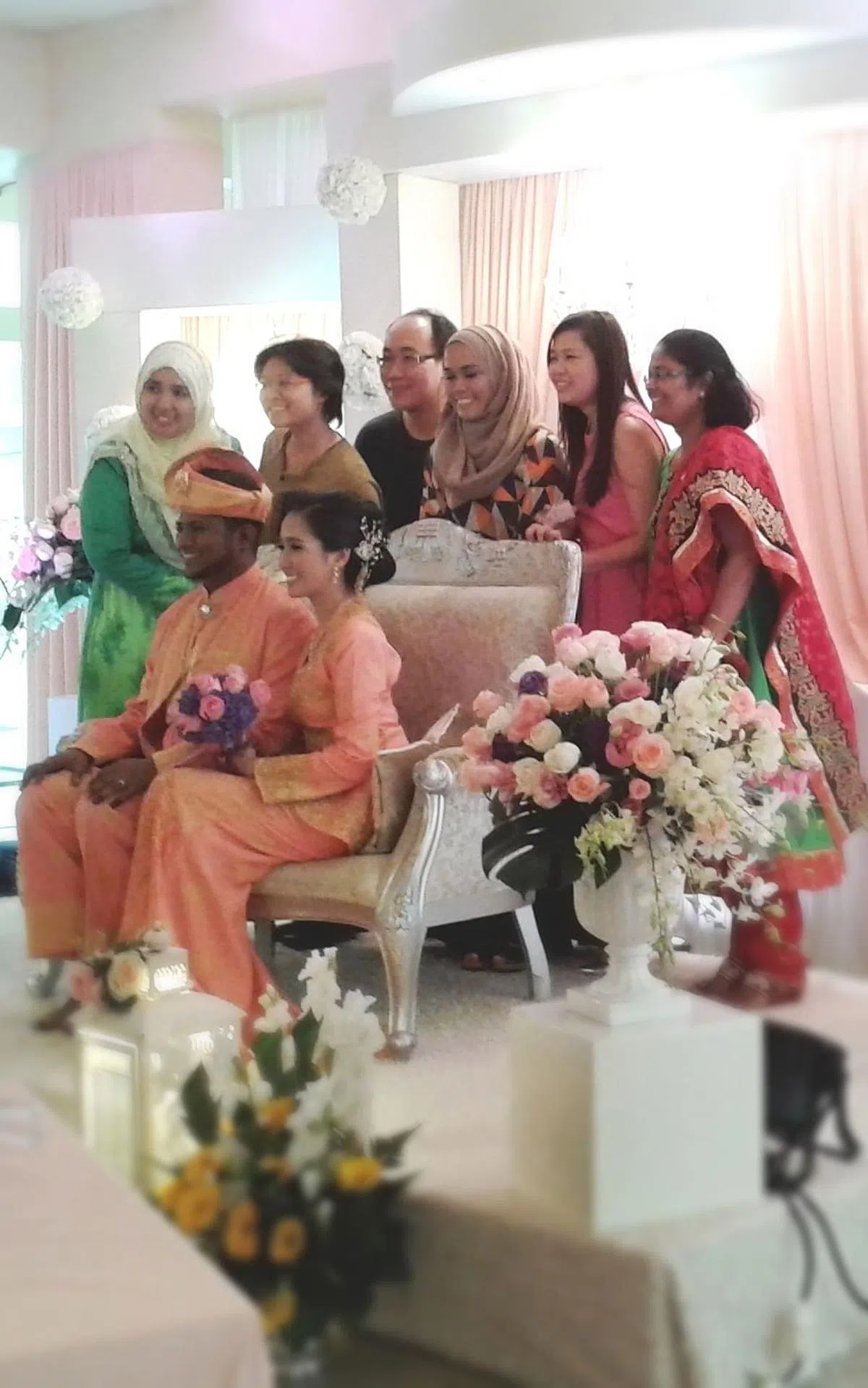 马来同胞在组屋楼下举办婚宴，华人朋友共享盛宴，热闹非常。（受访者提供）