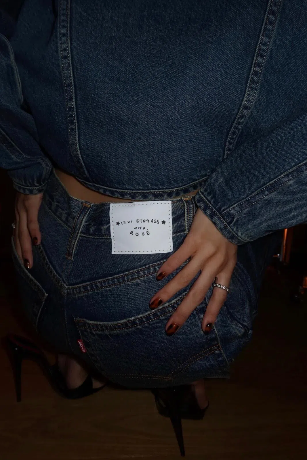 这系列牛仔裤的后腰皮牌，上面是以Rosé手写字体写着的“Levi Strauss with Rosé”。（Levi's提供）