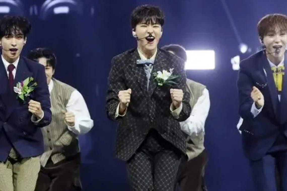 压轴表演的“夫硕顺”带领台下艺人一起热舞。（互联网）