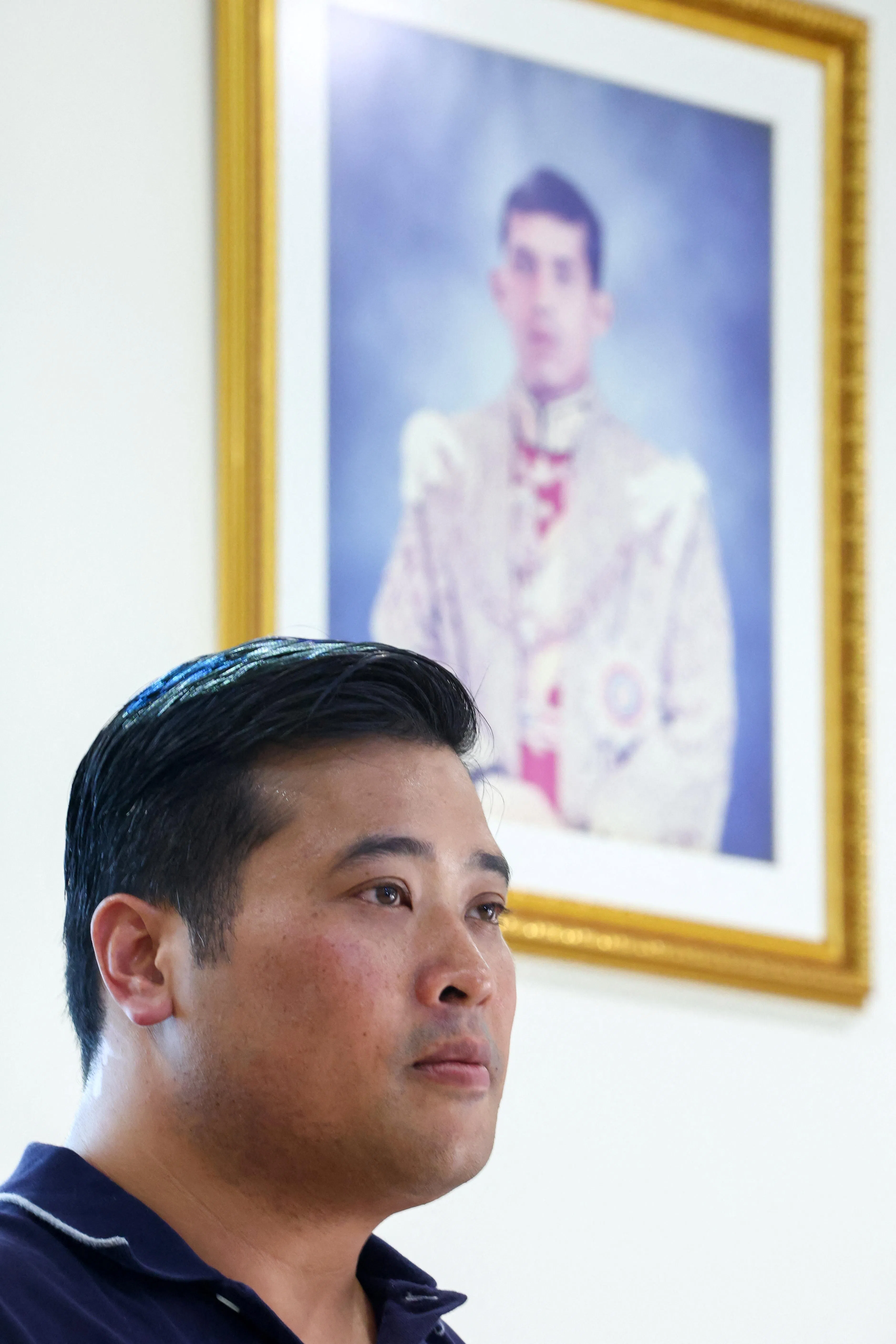 瓦差勒宋在他父亲哇集拉隆功的肖像前合影。（路透社）