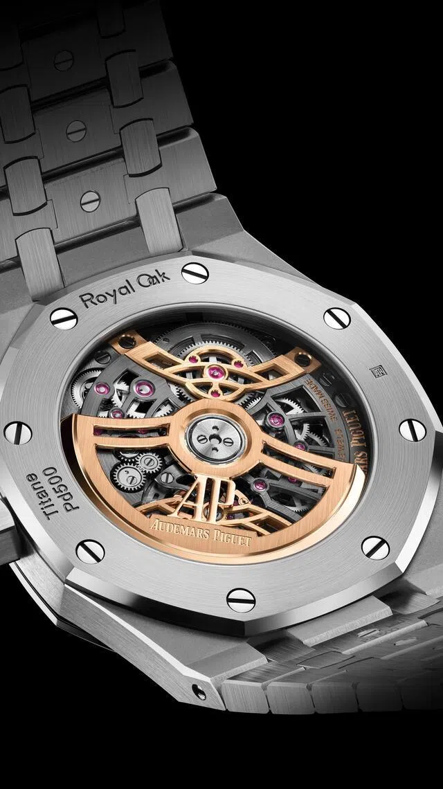 爱彼新一代镂空万年历机芯Calibre 7139，无需工具，只靠单一表冠就能完成上链、调时与所有日历显示调校。（爱彼提供）