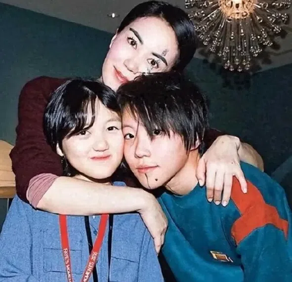王菲（后）和第一任前夫窦唯生下窦靖童（右）、与第二任前夫李亚鹏生下李嫣，母女三人感情很好。（互联网）