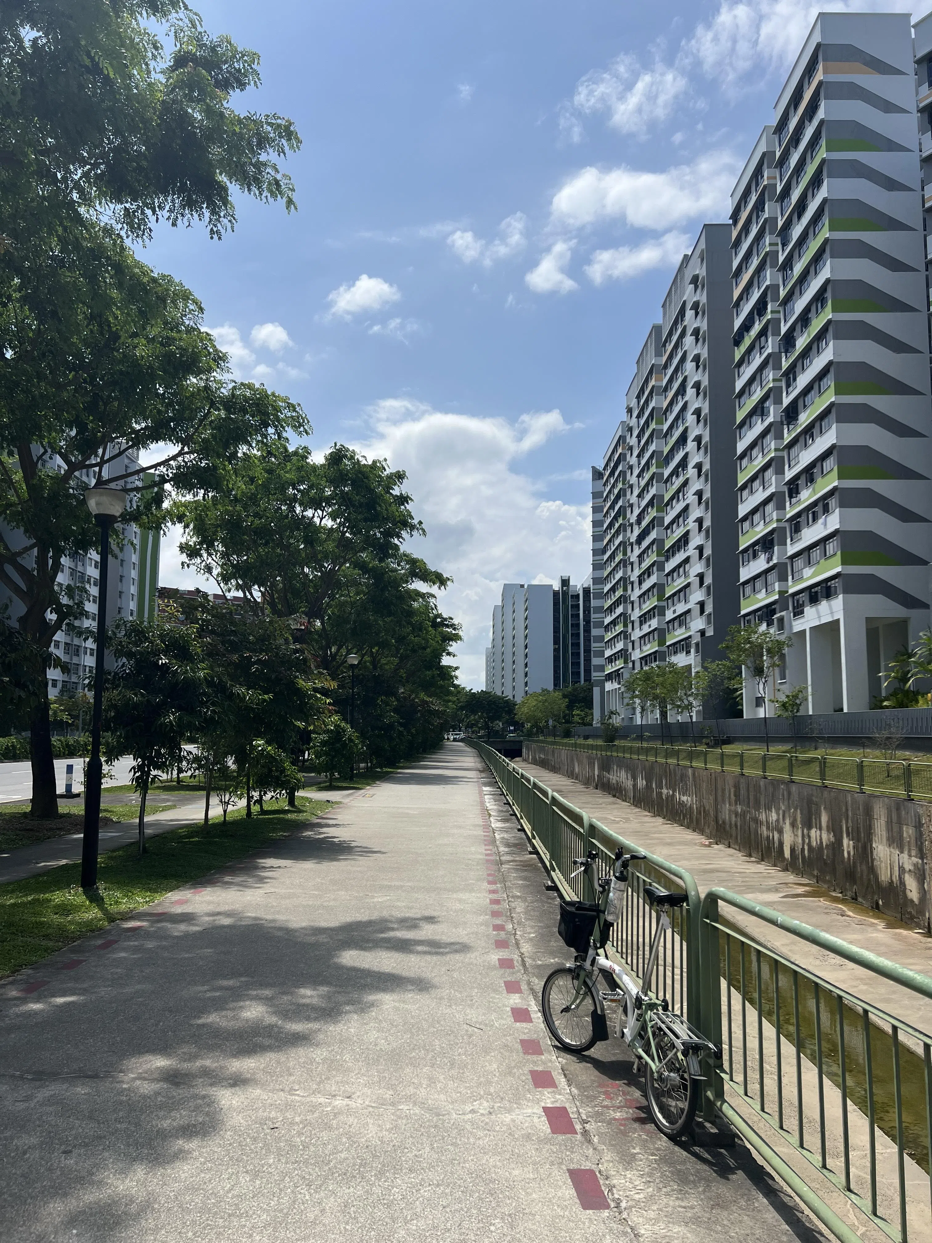 最近刚完成的淡滨尼9道和10道的公园连道总长3.2公里，沿途有咖啡店和加油站便利店歇脚。（杨全龙摄）