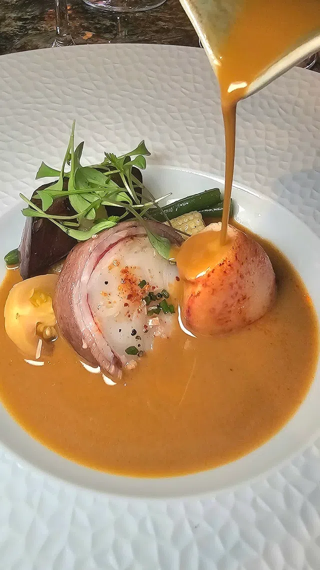 亚参龙虾的酱汁，酸辣鲜香交织，让人回味。（黄亿敏摄）