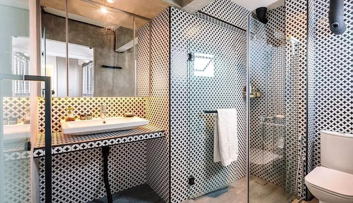 黑白铜钱图案瓷砖为主人的卫浴间制造出复古氛围。