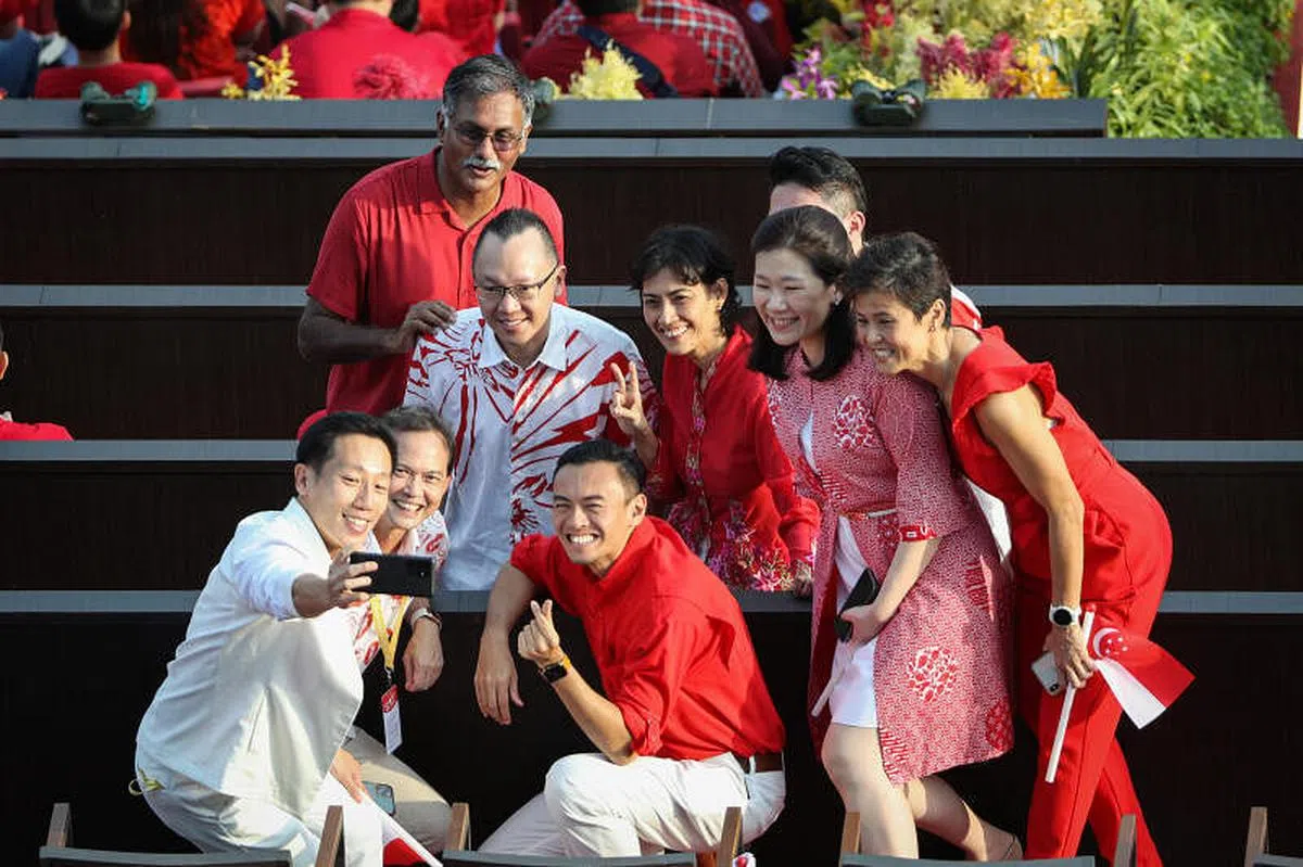 裕廊集选区议员谢曜全（前排左起）、新加坡前进党非选区议员梁文辉、惹兰勿刹集选区议员文礼佳博士、武吉巴督区议员穆仁理（后排左起）、裕廊集选区议员陈有明医生、丹戎巴葛集选区议员祖安清心、哥本峇鲁区议员郭献川（被遮挡）、马西岭—油池集选区议员苏慧敏和三巴旺集选区议员傅丽珊在国庆庆典上合影留念。（李健玮摄）