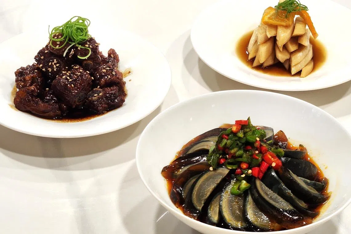 万家福推出多款凉菜如广西黑醋小排（左起，顺时钟）、自制爽口小萝卜和湖南擂椒皮蛋。（陈爱薇摄）