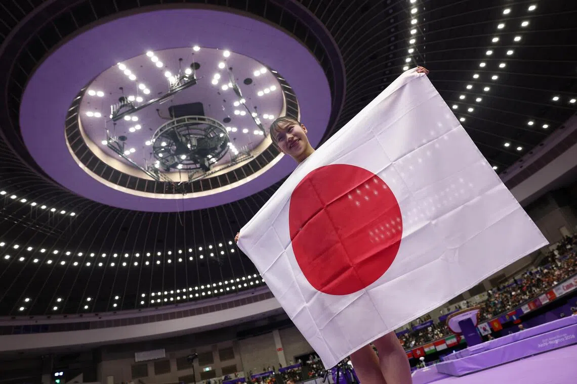 爱知—名古屋2026年亚运会竞技体操女子，日本选手杉原爱子在赢得女子全能金牌。（路透社）