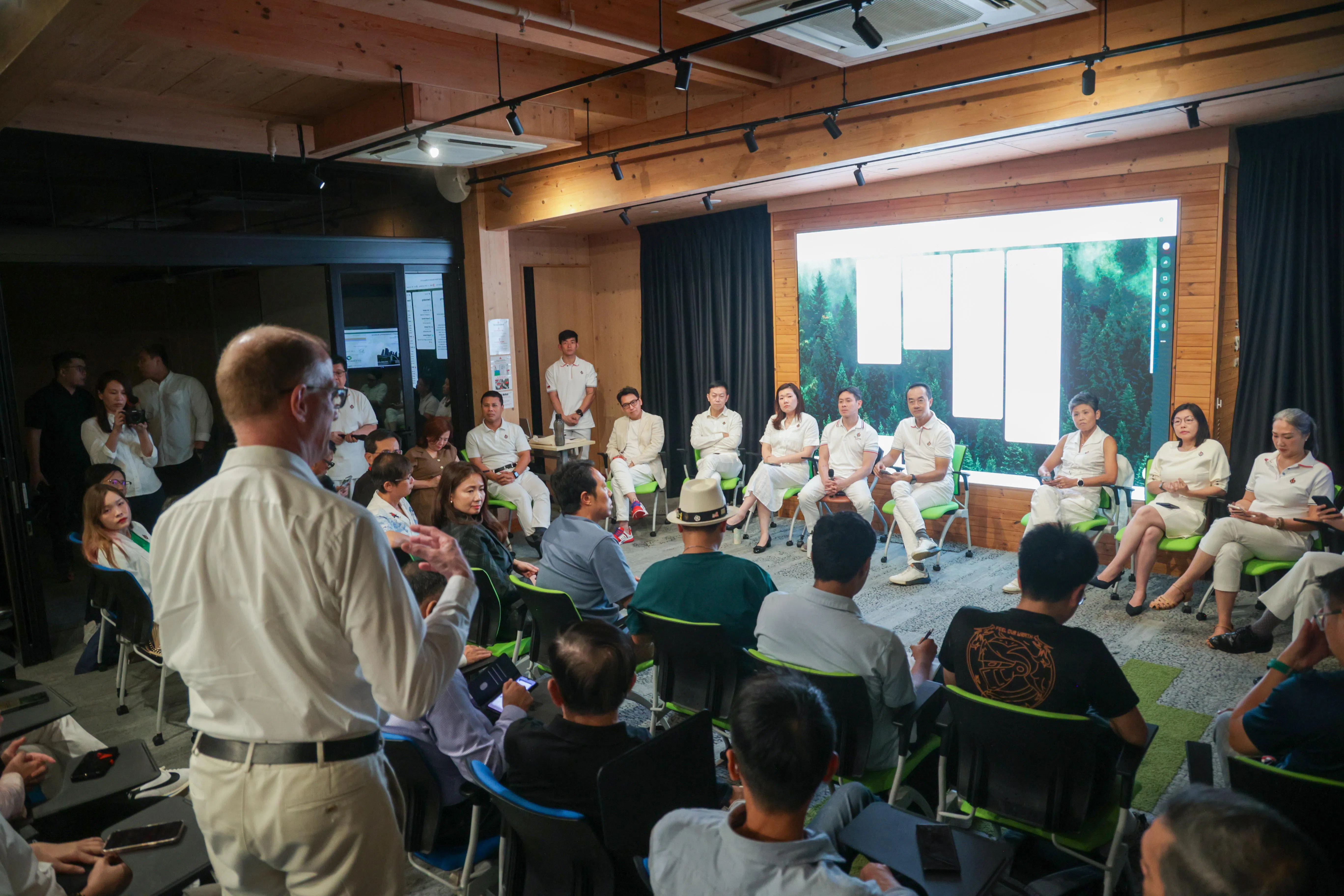 人民行动党气候行动小组星期二针对九项气候行动建议，与利益相关者进行对话。（蔡家增摄）