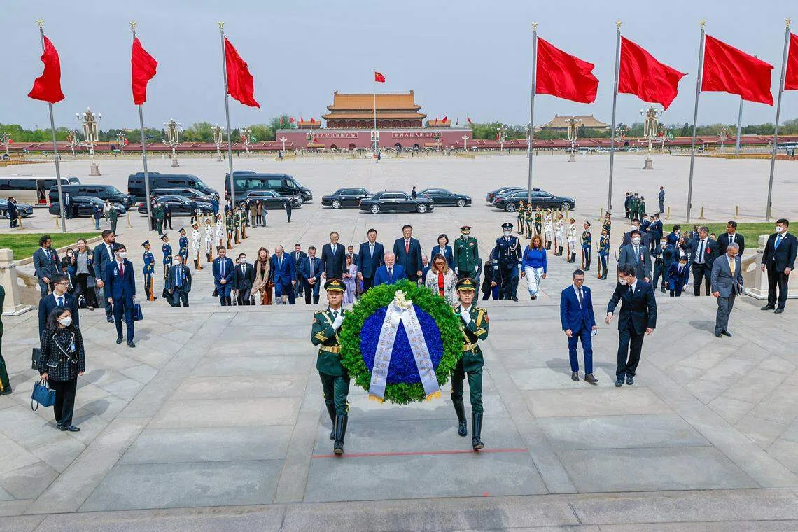 正在北京访问的巴西总统卢拉和夫人罗桑热4月14日中午前往天安门广场，向人民英雄纪念碑敬献花圈。（来自路透社）