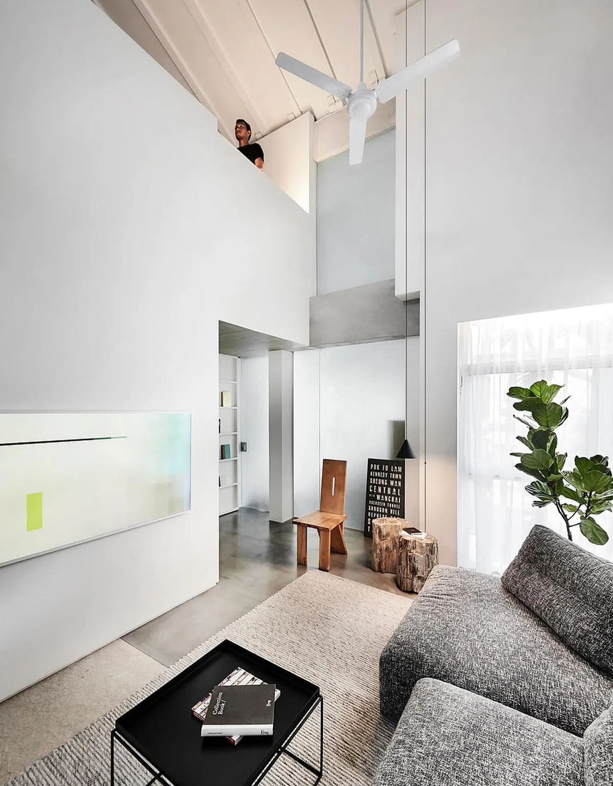 从客厅也能望上阁楼，让这个公寓更显层次感。