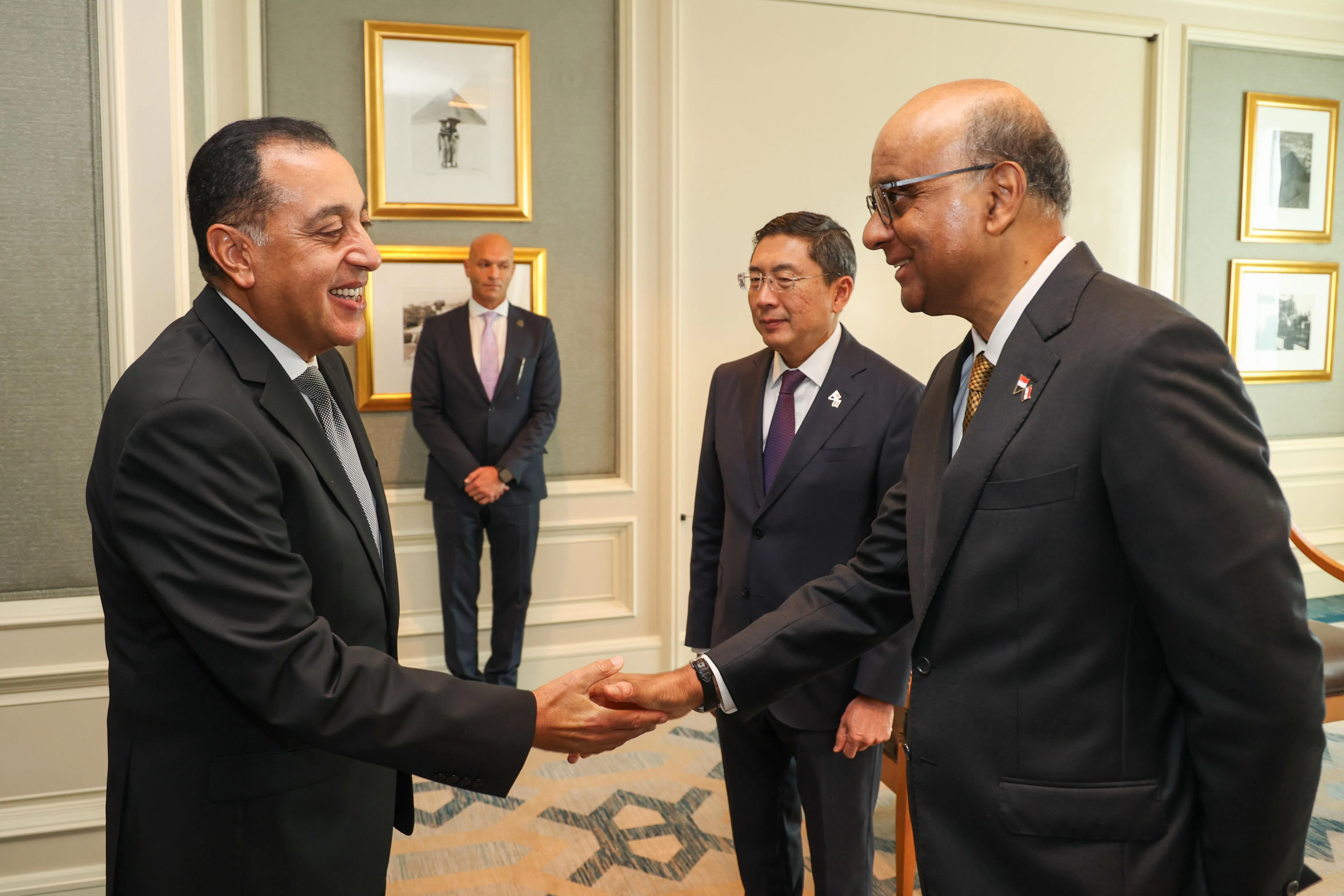 尚达曼总统（右一）星期六（9月20日）会见埃及总理马德布利（左），两人同意进一步加强双边经济协作，在海港、机场和水源管理方面推动创新。在尚达曼身旁的是新加坡驻埃及大使吴建瑞。（数码发展及新闻部提供）