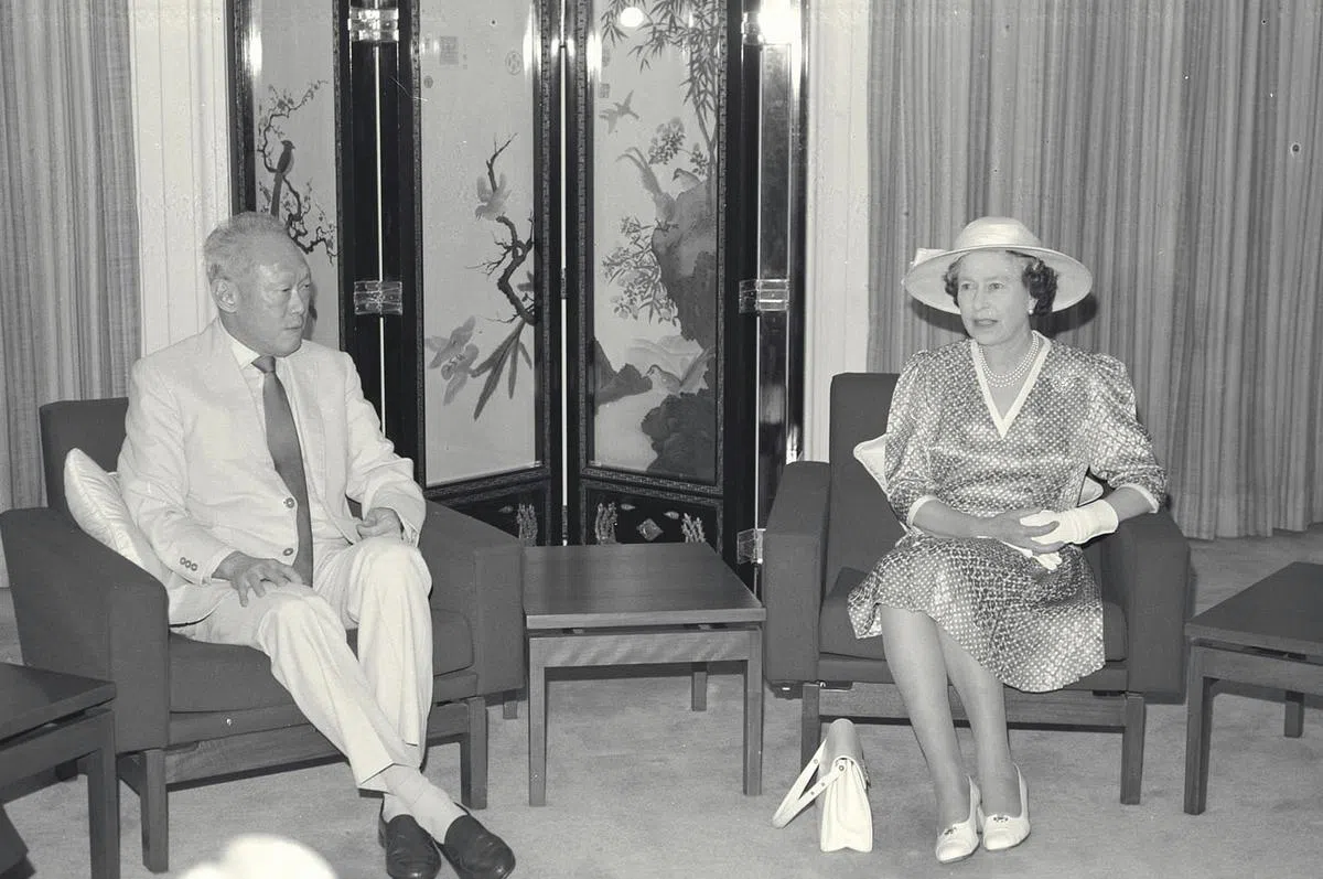 1989年10月9日，李光耀总理（左）在总统府会见伊丽莎白女王。伊丽莎白女王和夫婿菲利普亲王当年到新加坡展开为期三天的国事访问。（档案照）