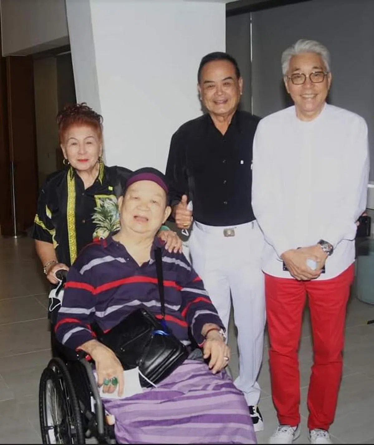 唐琥坐轮椅，与张锦华（后排）、 谢江及陈澍城（右）出席活动。（受访者提供）