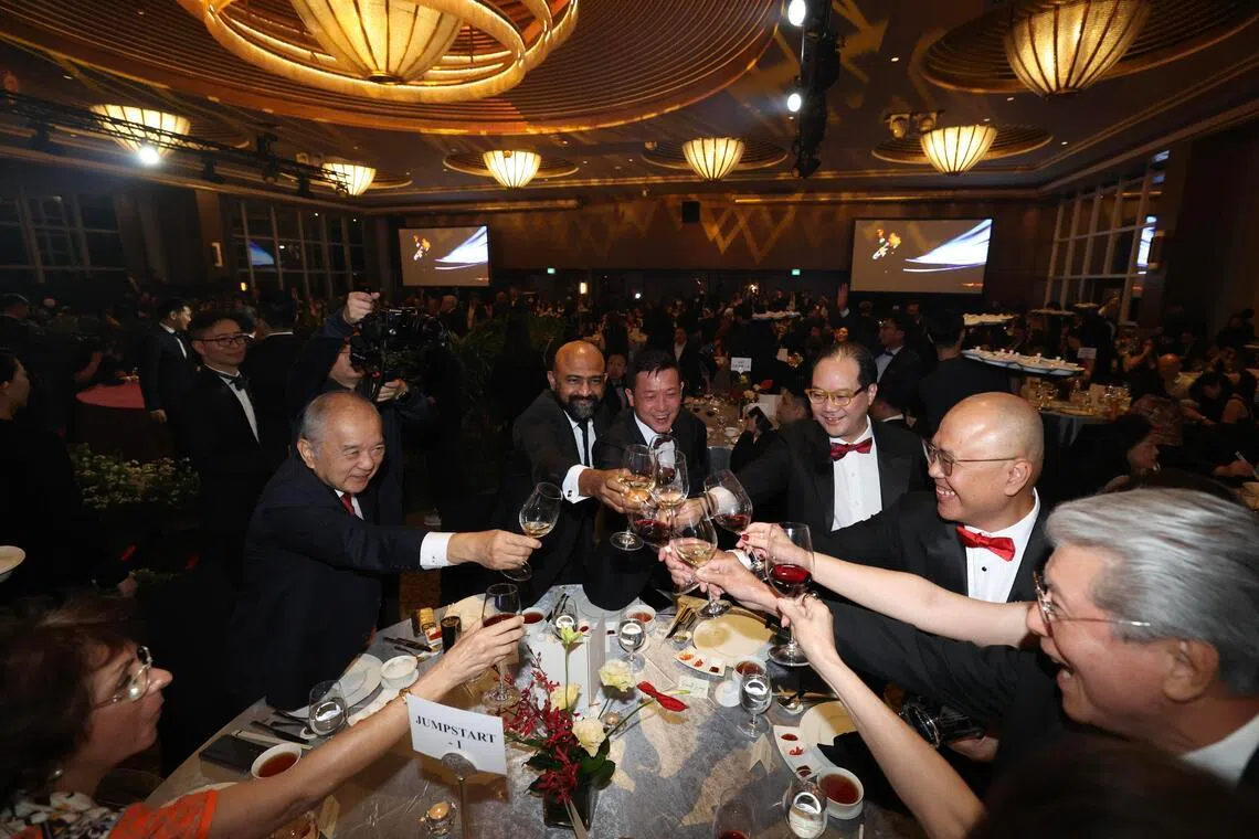 台上表演，台下举杯。图为电商Jumpstart总裁李崇国（右二）与员工举杯同庆。（陈斌勤摄）