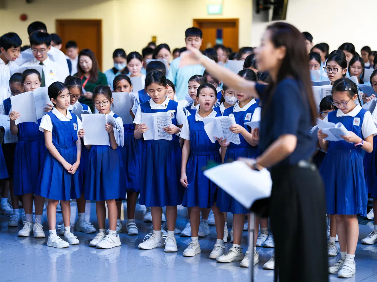 天主教总教区学校委员会协调来自10所中小学的360多名学生组成歌咏团，参与9月12日的大型弥撒。图为圣婴女校（客洛）的学生彩排情况。（新加坡天主教总教区提供）
