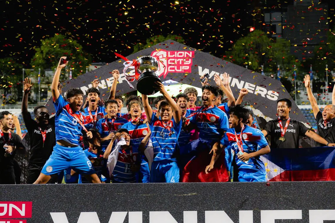 菲律宾队以两胜一平的不败战绩夺得本届狮城杯的冠军。（新加坡足球总会提供）