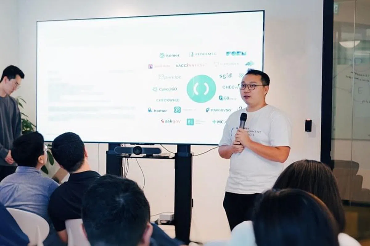 邓智杰（右一）说，通过对话会可以一窥本地青年最关切的问题。（图/受访者提供）