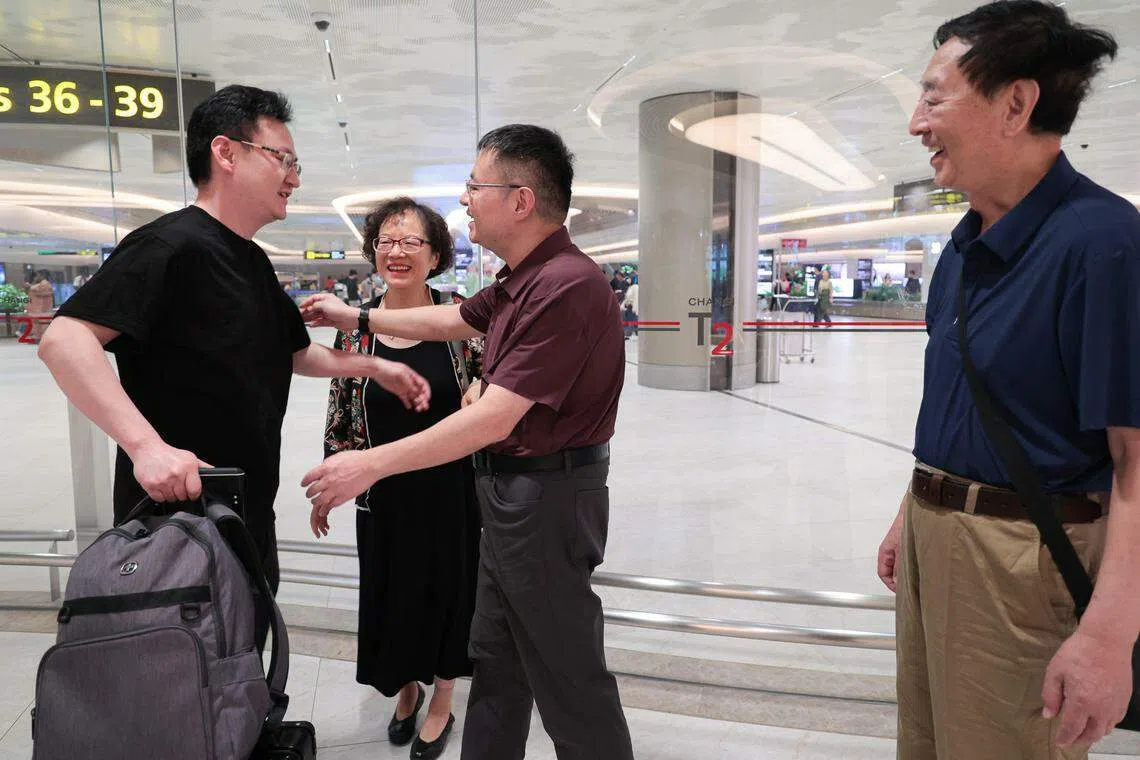 在本地工作的中国石油国际事业有限公司首席分析师郑兴扬（右二），除夕下午和父亲郑玉宝（右一）和母亲李翠玲（左二）到樟宜机场为弟弟郑兴远接机。（李冠卫摄）