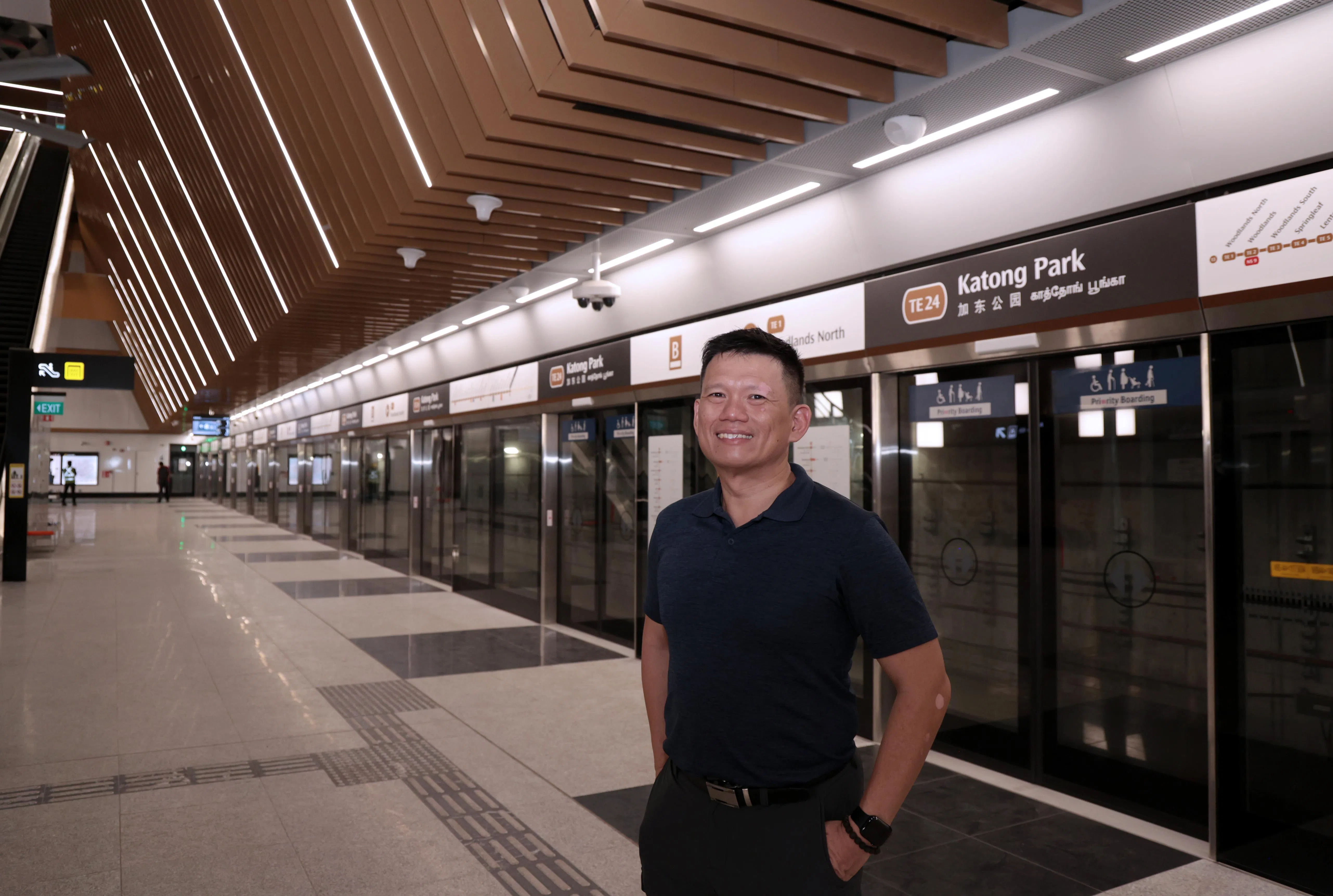 德明政府中学职业、奖学金兼高等教育部科主任林治锦一般搭德士或私召车到学校。他说，从加东公园站到学校的那段路设有有盖人行道，日后乘搭地铁不怕日晒雨淋。（梁麒麟摄）