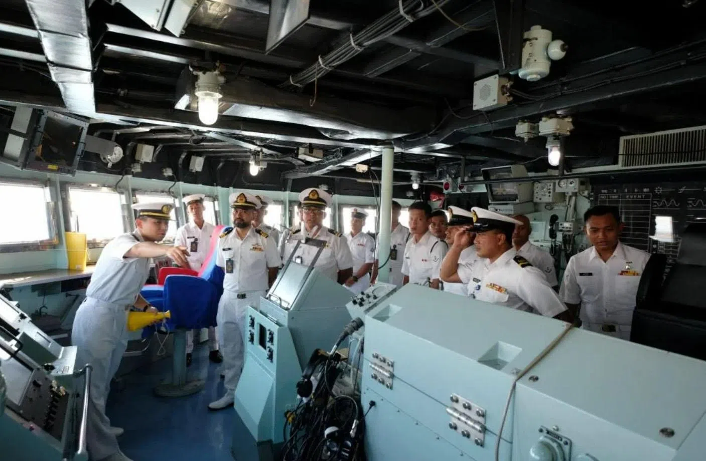 日本海上自卫队春雨号驱逐舰星期天（6月8日）停靠关丹后，马来西亚海军官兵星期一（9日）受邀登舰参访，并聆听日方介绍舰上设备。（星洲日报）