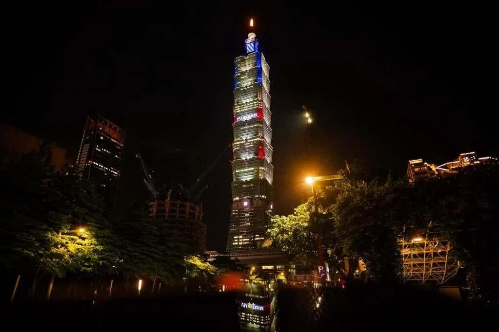 美国建国250周年 台北101亮起红白蓝三色
