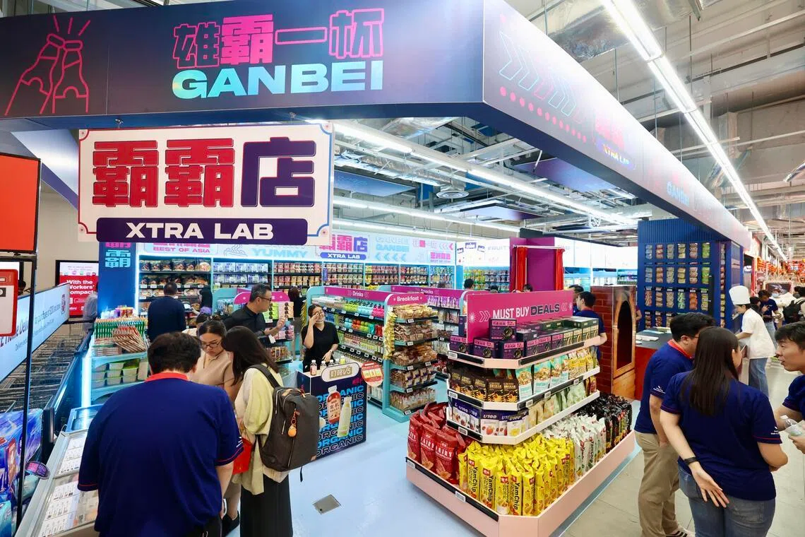 霸霸店汇集亚洲热门潮食和传统美食，包括首次在中国以外地区推出的全聚德片皮北京鸭（冷冻）。（邝启聪摄）