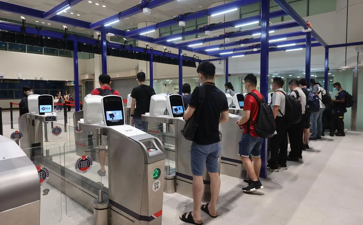 通关人群（唐家鸿摄）