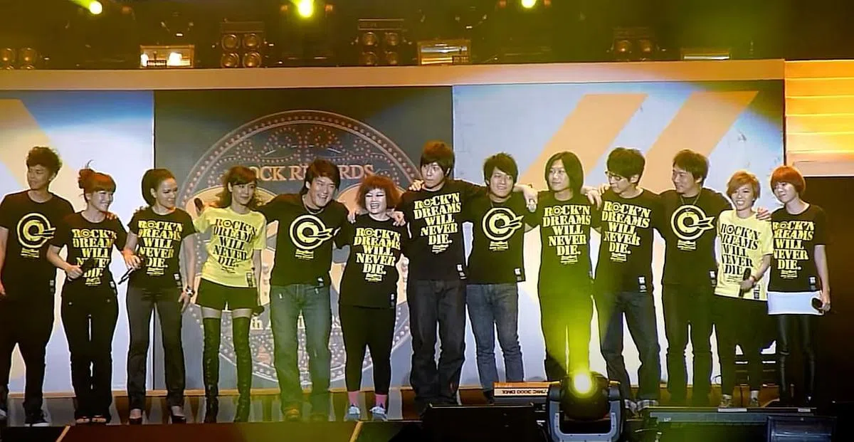 插班生杨佳盈（右一）和陈迪雅（右二），2011年参与“快乐天堂滾石30”演唱会，与五月天同台。（互联网）