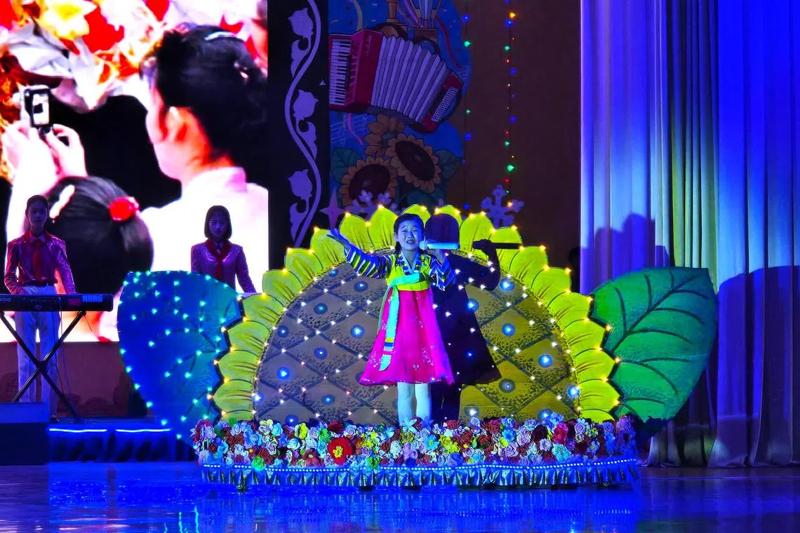 旅游团参观朝鲜一所学校时，小学生们特地为游客准备了歌舞表演。（受访者提供）