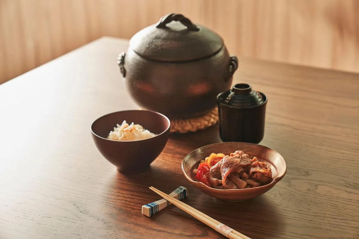 日式砂锅饭配伊贺牛寿喜烧，吃出食材美味。