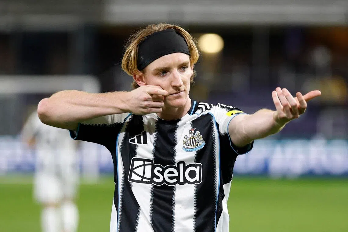 戈登在纽卡斯尔对垒皇家圣吉罗斯联合的比赛中贡献两个罚球。（路透社）