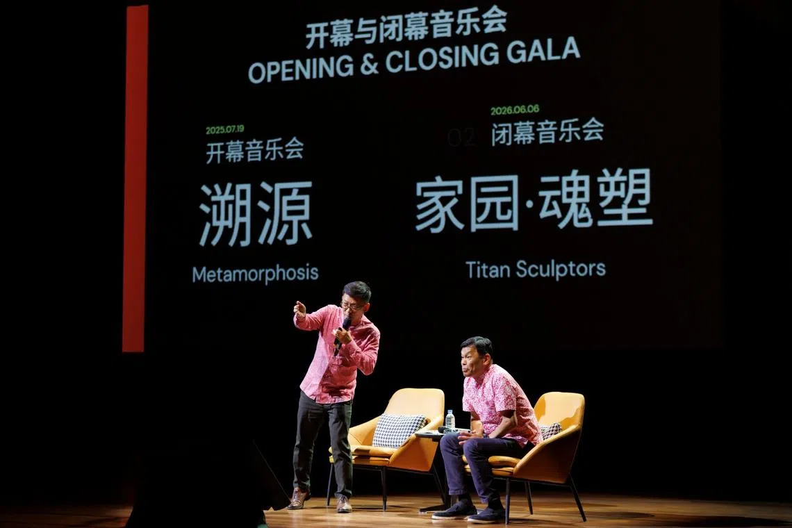 新加坡华乐团首席指挥郭勇德（左）说，希望通过新乐季的节目，让观众从新的视角同时感受华乐的文化厚度和当代表达。（新加坡华乐团提供）