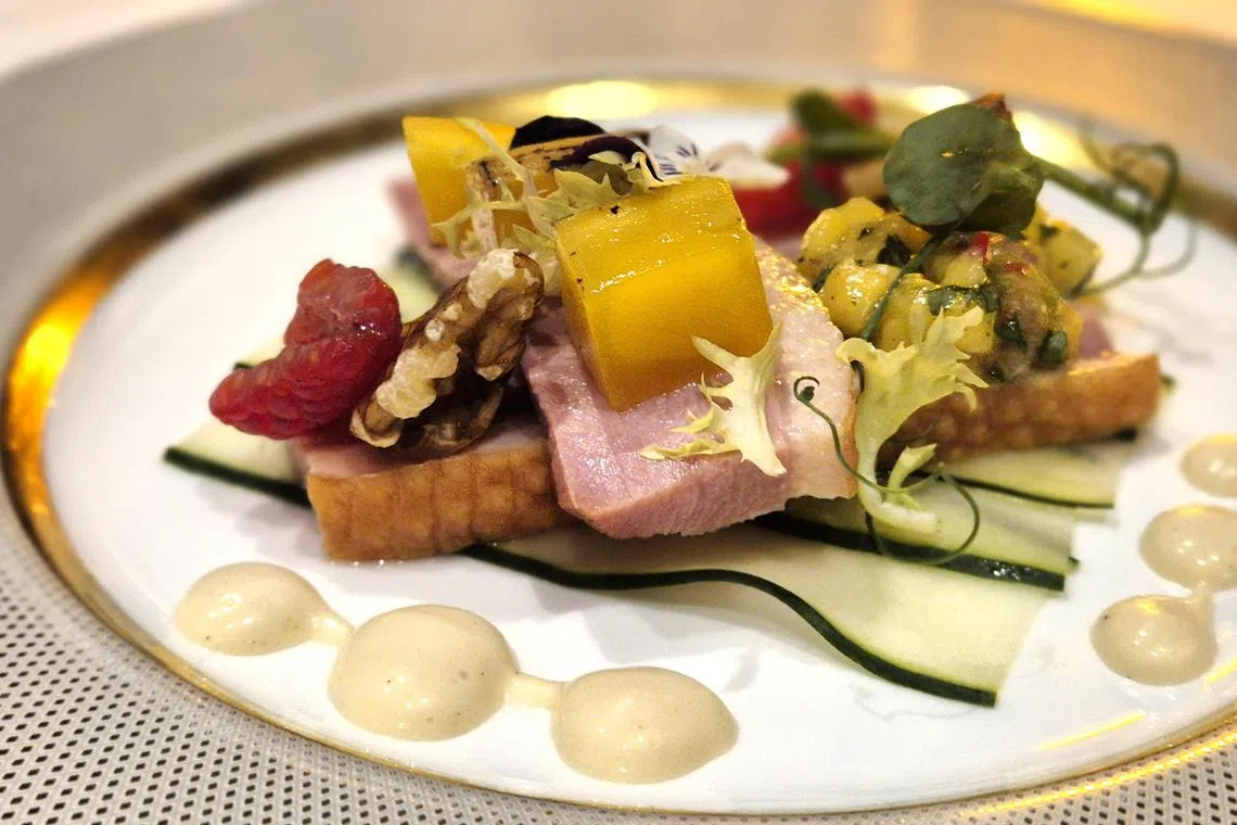 国庆主题晚餐的中式熏鸭前菜。（陈爱薇摄）