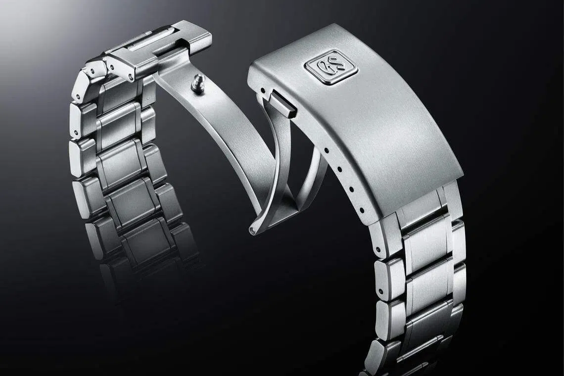 Calibre 9S机芯25周年限量版配有不锈钢表壳和表链。（品牌提供）