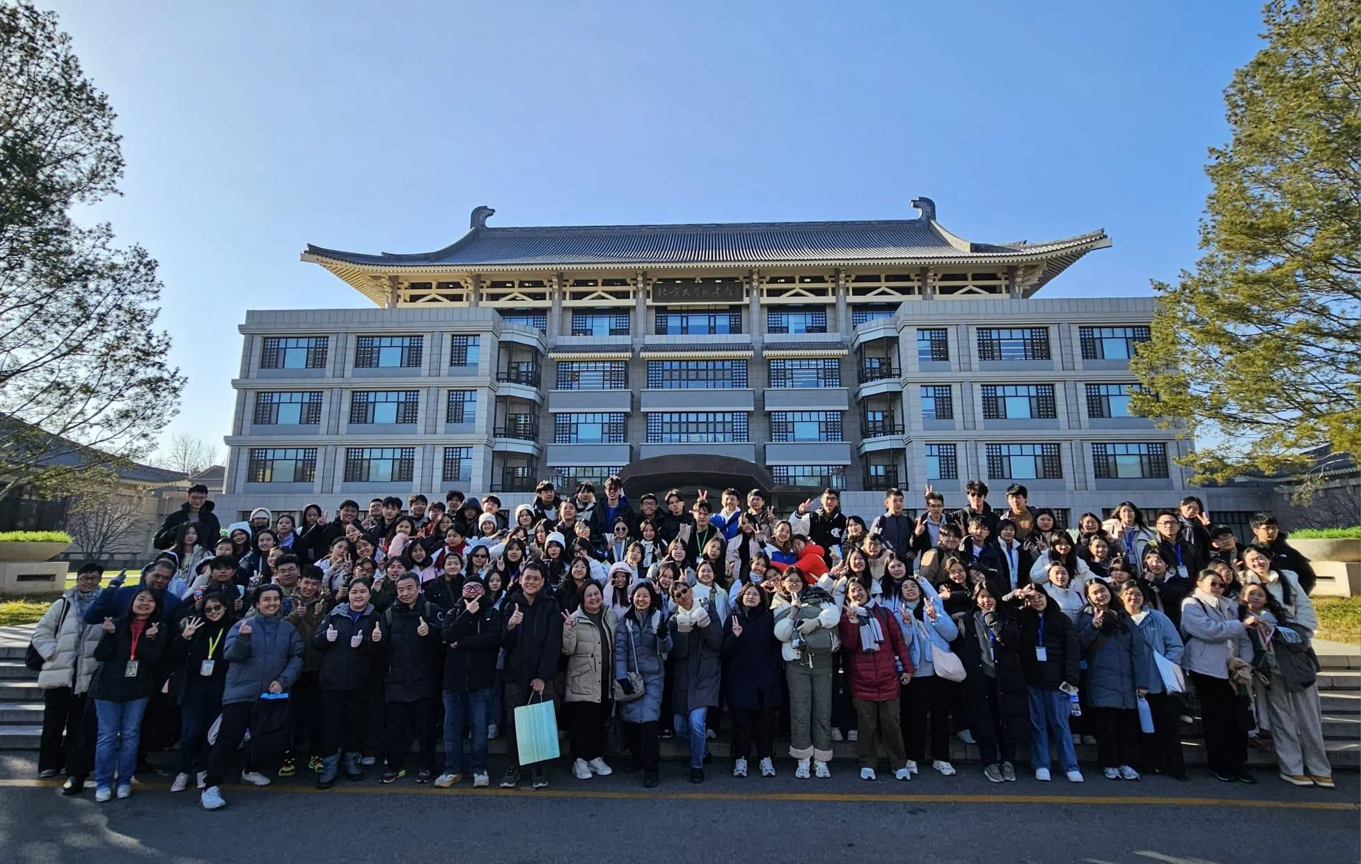 语特浸濡之旅的师生们在北京大学图书馆前拍大合照。（教育部提供）