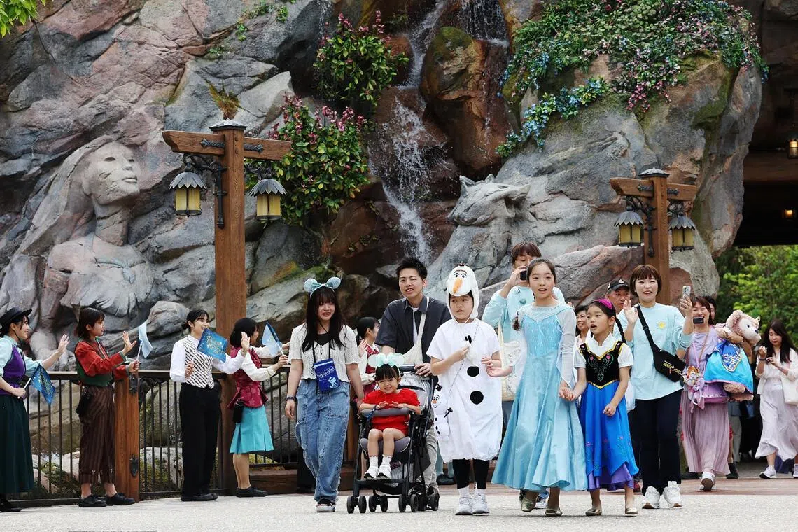 东京迪士尼乐园的最新景点海洋新园区“梦幻泉乡”吸引众多游客观光游玩。（法新社）