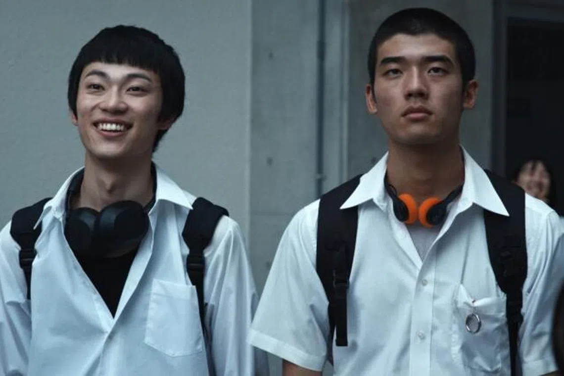 栗原飒人（左）和日高由起刀在《圆满结局》饰演好友，对于反抗体制的姿态不同。（The Projector提供）