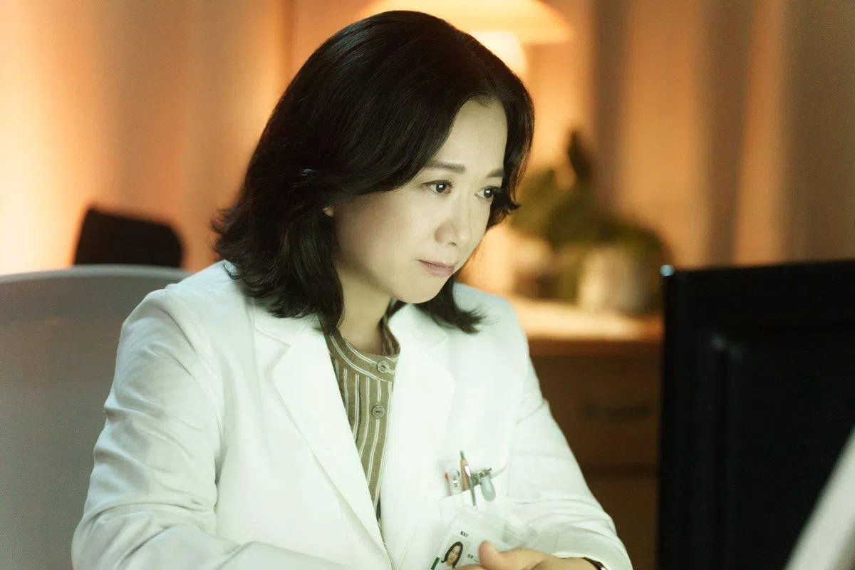 精神科医生和久井映见在剧中是松山研一重要的精神支柱。（互联网）