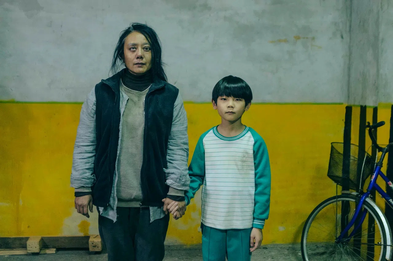 金钟视后高慧君（左）在《鬼天厦》中虽然出场不多，但演技最自然也最有力度。（嘉华院线提供）