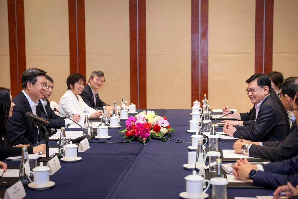 王瑞杰（右二）星期五（4月12日）上午与深圳市长覃伟中（左二）会面。（通讯及新闻部提供）