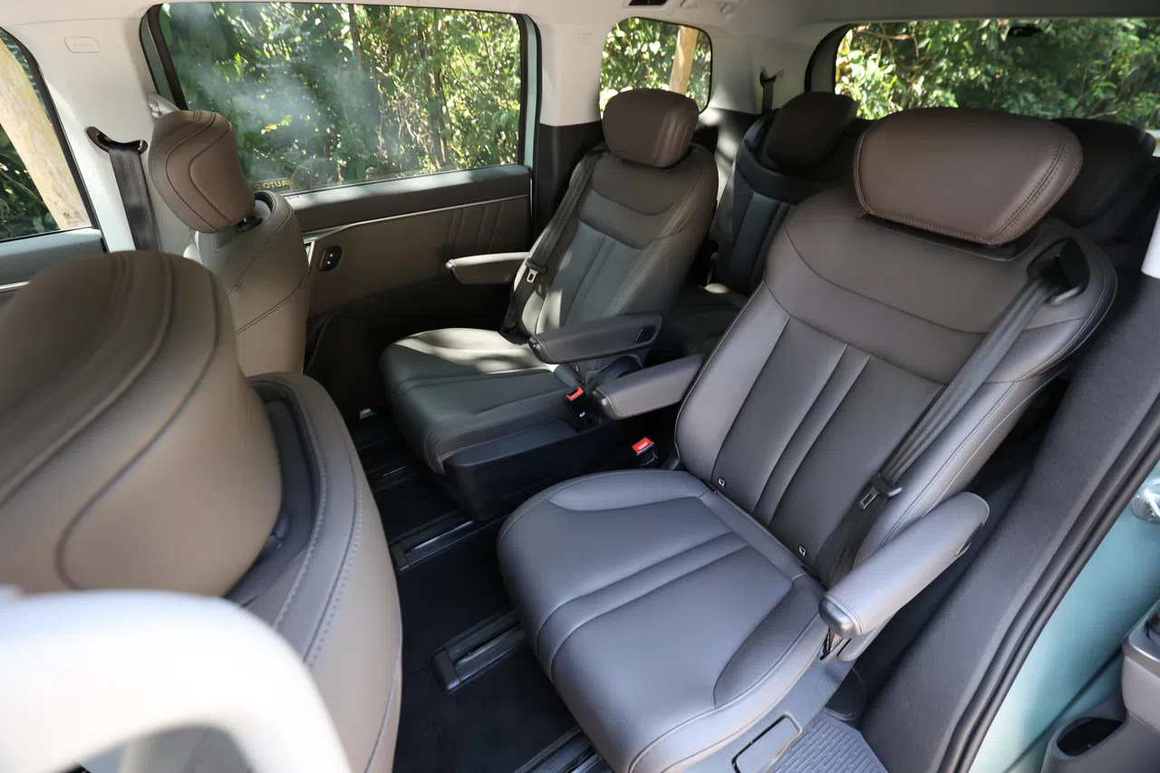 两张船长座椅设计普通，但坐感舒适。（何家俊摄）