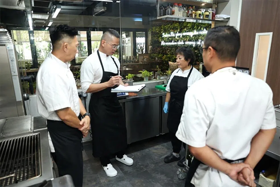 突破樟宜村法国餐馆主厨张德同（左二）精通法餐，过去一年耐心指导学员，已培训八人。（突破宣道之家提供）