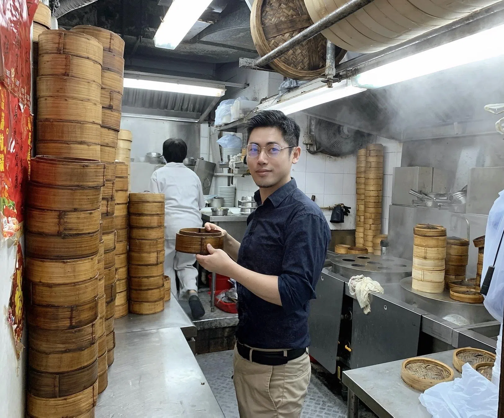 中国作家葛亮为书写广粤饮食，多次走入香港茶楼探秘。（受访者提供）