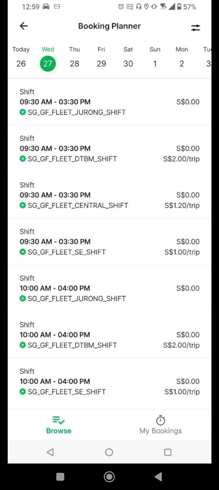 承包商的宣传册上附有第三方车队送餐员手机应用的界面，显示全岛多地都有送餐服务。（受访者提供）