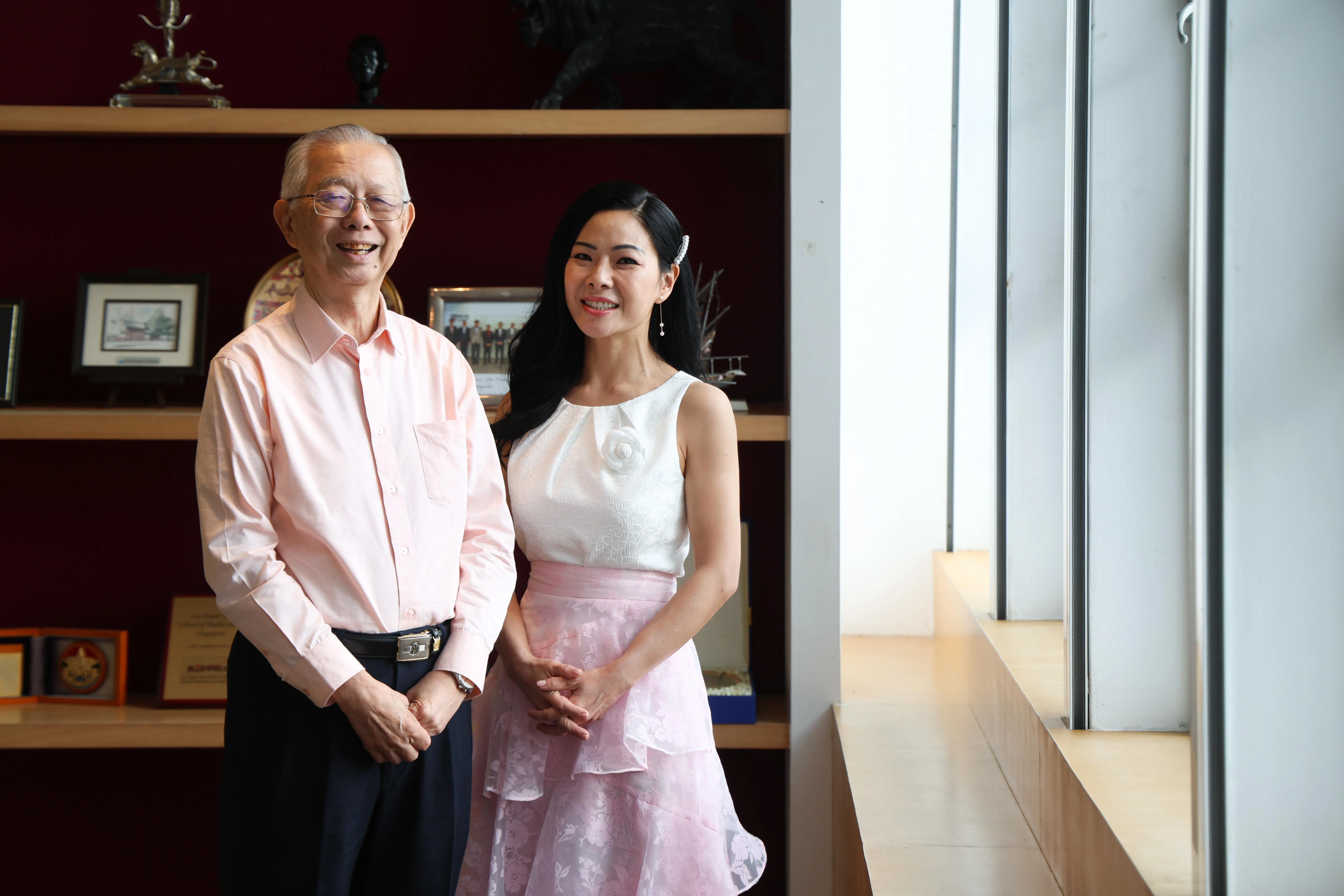 林祥源（左）的回忆录由女儿林华敏（右）撰写。为了让回忆录更客观，林华敏在书中大量引用来自报章与网络的报道、同事访谈，以及财政部在林祥源退休时出版的纪念册内容。（关俊威摄）